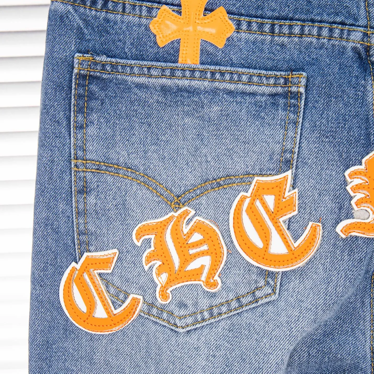 P260 Chrome Hearts light blue pants, Sanskrit yellow and white patchwork leather jeans. CH jeans need to be washed before being dismantled and then hand-stitched with sheepskin cross leather and then spliced ​​together. The whole piece has too many craftsmanship to explain. The patchwork is decorated with cross flowers, and the high-waisted washed jeans! ! Absolutely high-end luxury products, god-level single products and super popular products, made with top heavy industry, a must-see magic weapon. Customized hardware. The fabric is thick and soft after washing. It has good breathability. Customized small leather label. Unique design. The details are simple and elegant, and the workmanship is exquisite. The entire trousers are neatly routed and the details are in place! It’s so cool that both men and women can easily control the genderless trend! Style number: 1804# Color: blue Size: 28 30 32 34